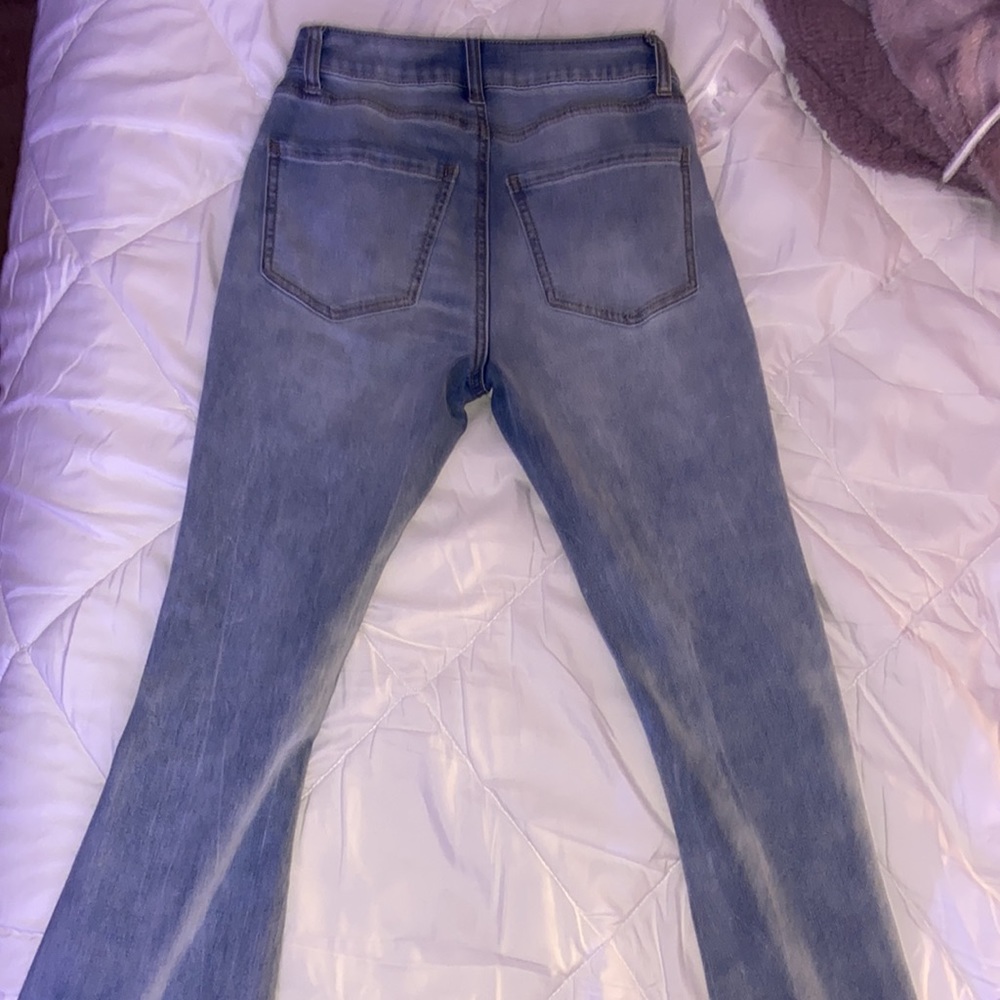 flare jeans with two knee rips light colored - Picture 5 of 5